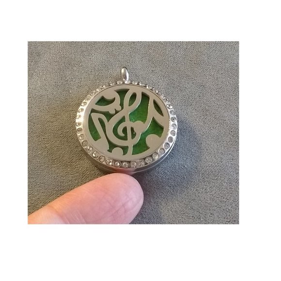New: Aromatherapy Music Motif Necklace - Picture 3 of 6